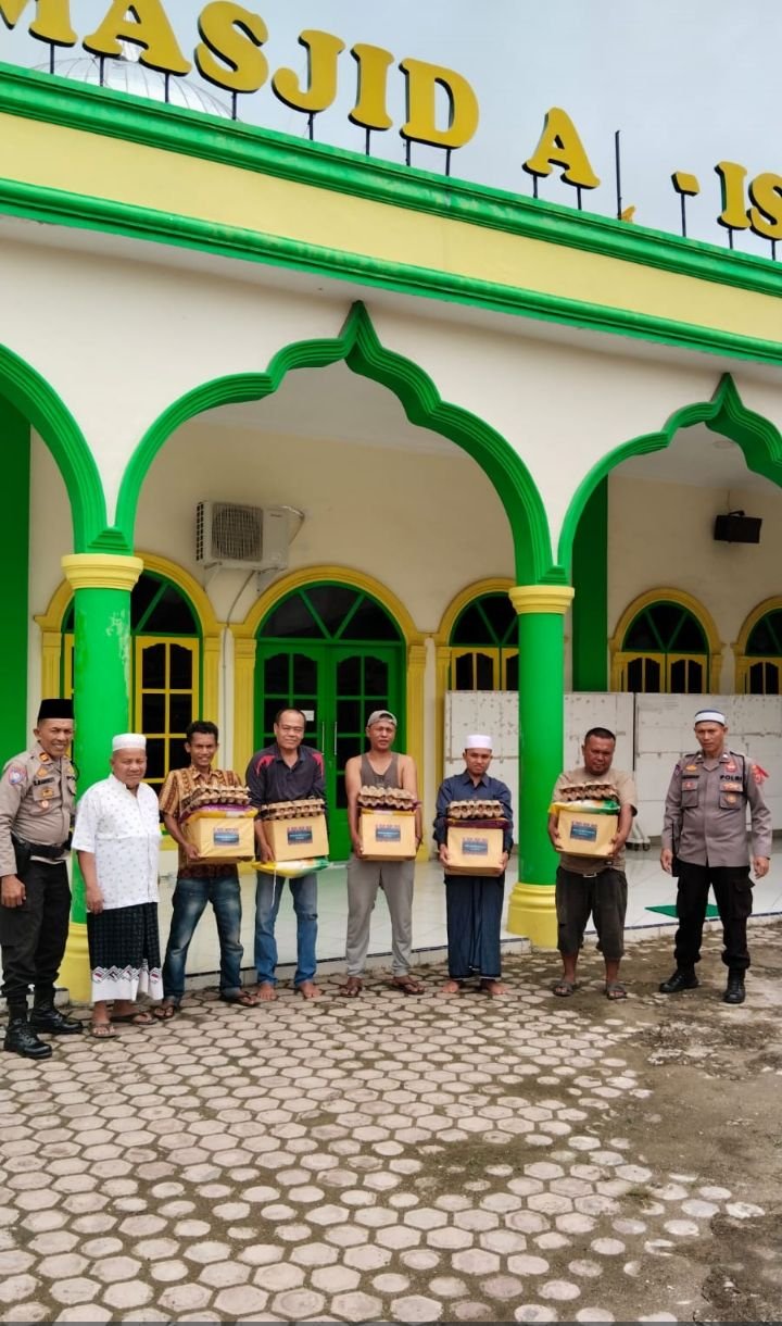 Polres Padangsidimpuan Gelar Kegiatan Semangat Berbagi di Jum'at Berkah kepada Penggali Kubur