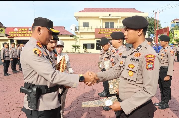 10 Personel Mendapatkan Penghargaan Dari Kapolres Tanjung Balai.