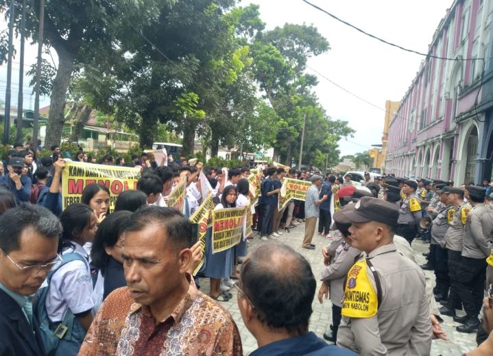 Ratusan Mahasiswa Advent dan Masyarakat Sekitar, mendemo Diskotik Evo STAR Segera di Tutup