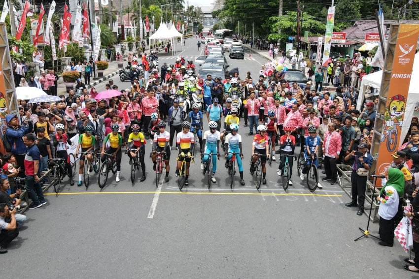 Wali Kota melepas peserta balap sepeda (road bike) atlet putri jarak dekath PON XXI Tahun 2024 Aceh- Sumut
