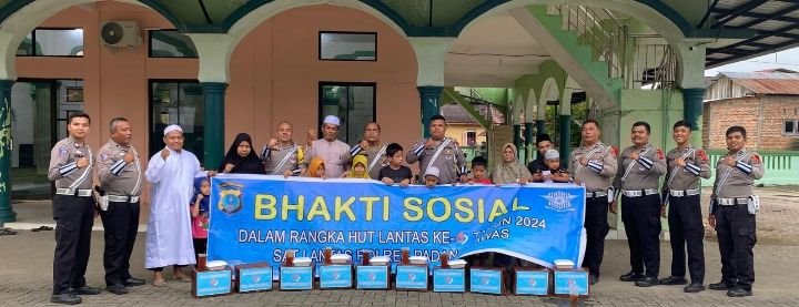 Sat Lantas Polres Palas Berikan Bansos Dalam Rangka Hari Lalu lintas Bhayangkara Ke-69 Tahun 2024