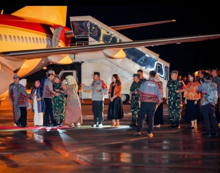 Kapolda Sumut Sambut Kedatangan Presiden RI di Bandara Kualanamu