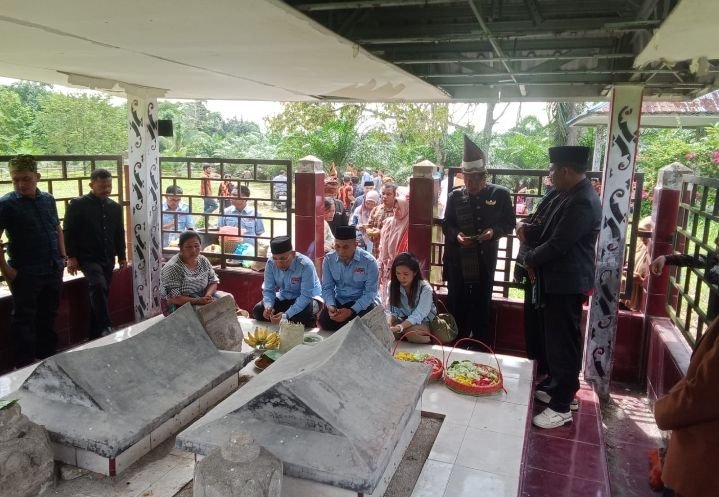 Tokoh Marga Sinaga dampingi Pasangan Calon Bupati Dr.H.Anton Achmad saragih dan Benny Gusman Sinaga Ziarah ke Makam Raja Tanah Jawa