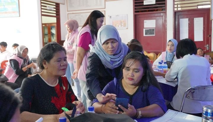 Srikandi PLN Bagi Tips Jualan Lewat PLN Mobile Kepada Pengrajin Ulos