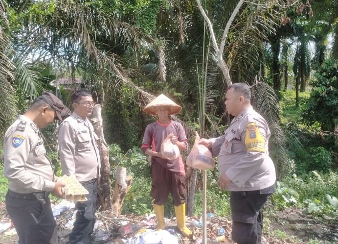 Polsek Tanah Jawa Gelar Kegiatan Jumat Berkah, Bagikan Sembako dan Ajak Warga Jaga Kondusivitas Menjelang Pilkada 2024