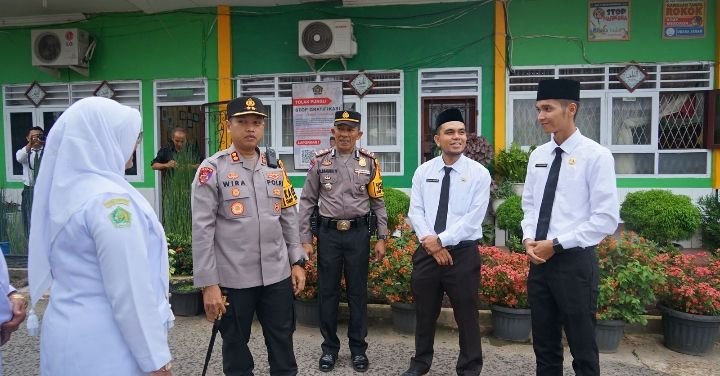 Polisi Sambang Sekolah, AKBP Dr. Wira Prayatna Motivasi Pelajar di MAN 1 Padangsidimpuan