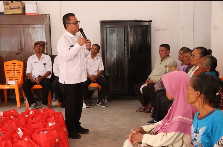 Pemkab Toba Salurkan Bantuan Sosial Bagi Penyandang disabilitas dan Lansia