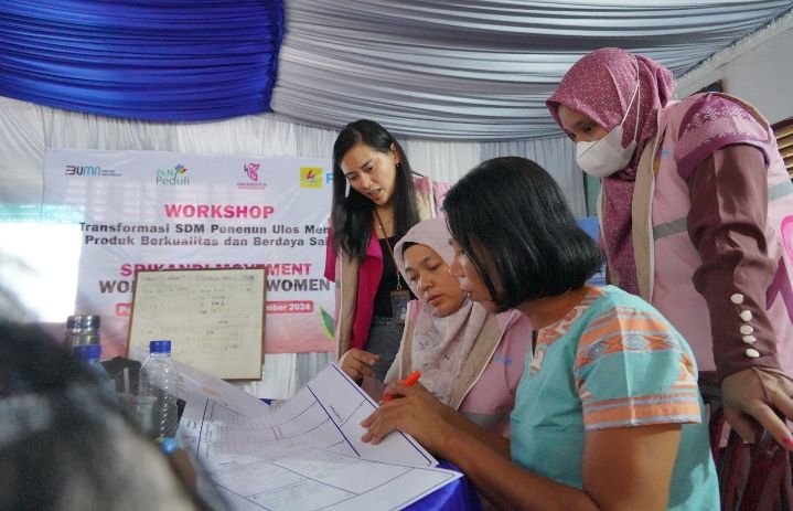 Srikandi Movement PLN: Women Support Women Penenun Ulos di Hari Pelanggan Nasional