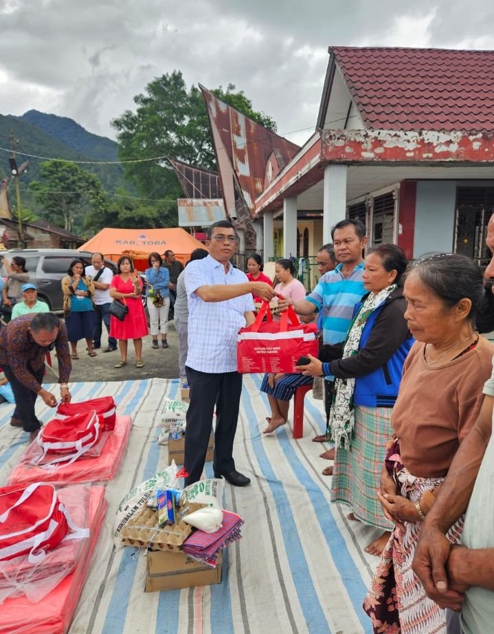 Tiga Rumah Warga di Bonatua Linasi Hangus Terbakar, Pemkab Toba Berikan Bantuan Sosial