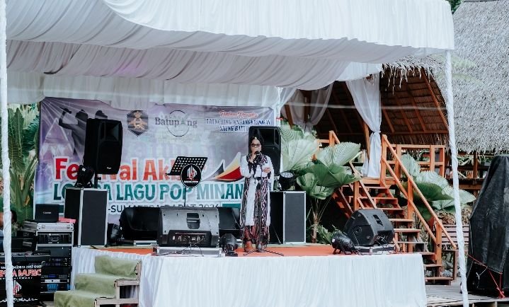 Ketua TP-PKK Kab Solok Buka Festival Akbar Lomba Lagu Pop Minang Se-Sumbar Tahun 2024