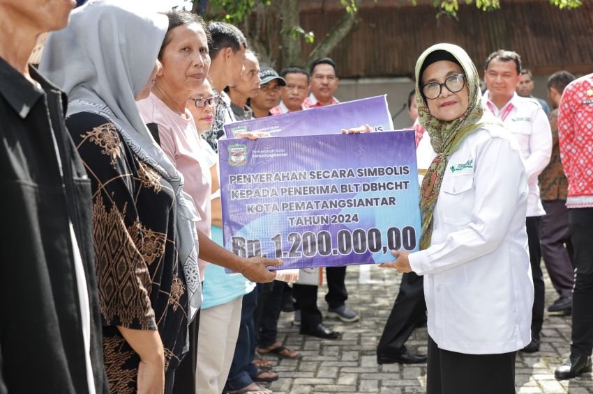 Wali Kota serahkan BLT DBH kepada perwakilan masyarakat dari delapan kecamatan