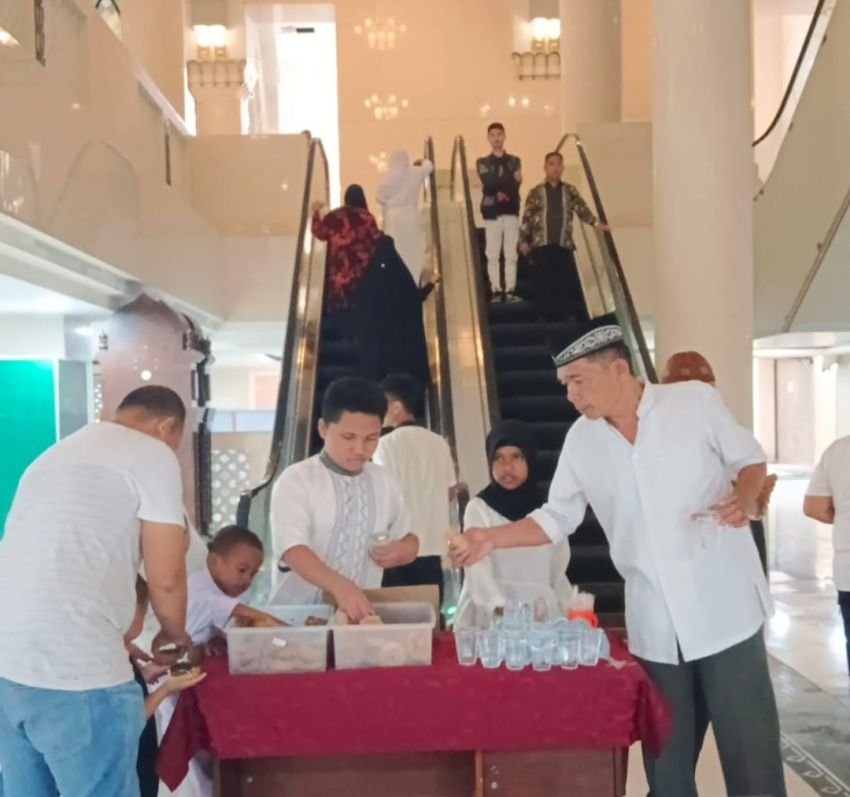 BKM Masjid Agung Bagikan Snack Gratis Setiap Sore Sabtu dan Minggu