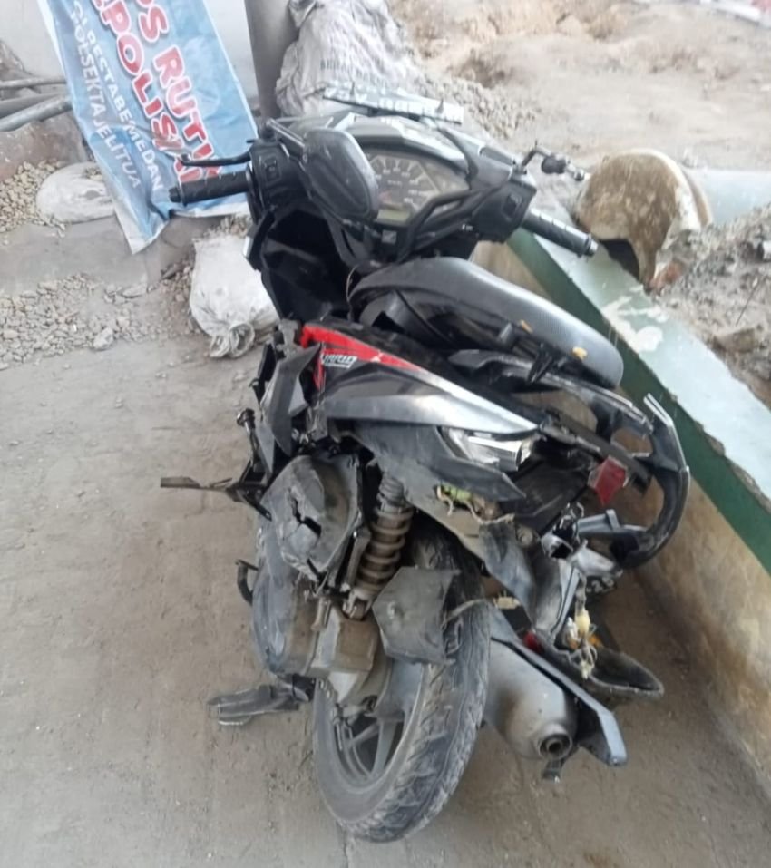 Motor Remuk Dilindas Truk di AH Nasution Remaja Wanita Lolos dari Maut