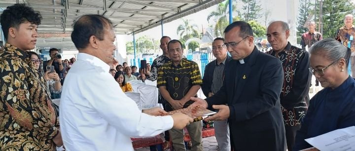 Ephorus HKBP Terima Bantuan Pembangunan Ruangan RSU HKBP dari Sanggam Hutapea