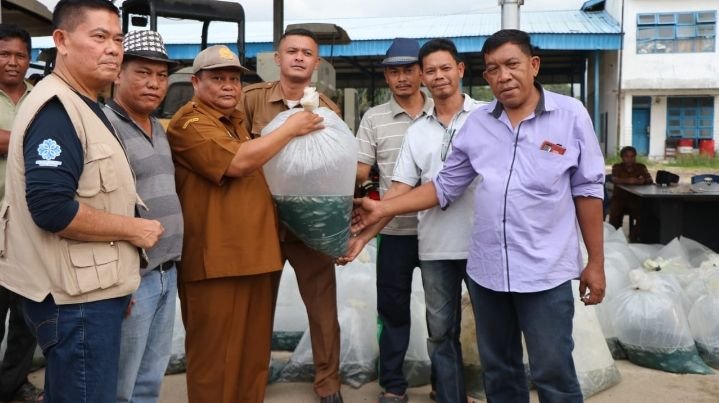 Sejumlah Pokdakan Terima Bantuan Bibit Ikan Nila