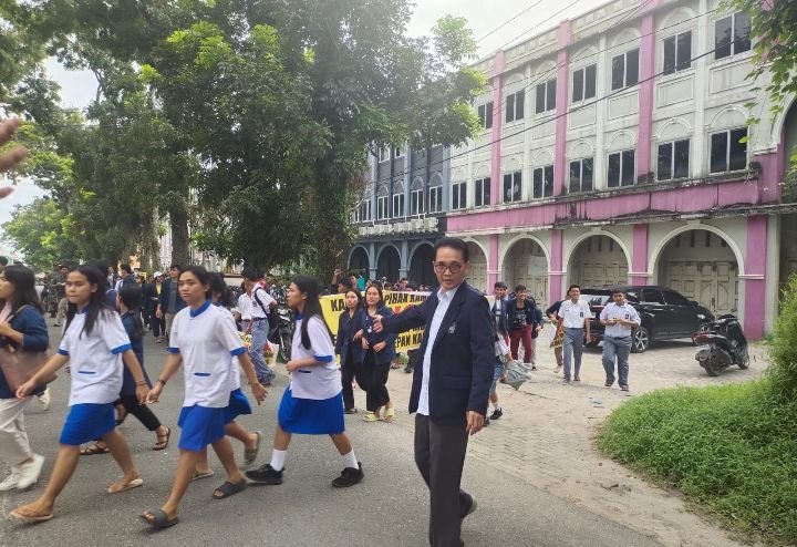 Pelajar SMK/SMA Advent Serta Mahasiswa Demo Desak Tutup Diskotik Evo STAR  ,
