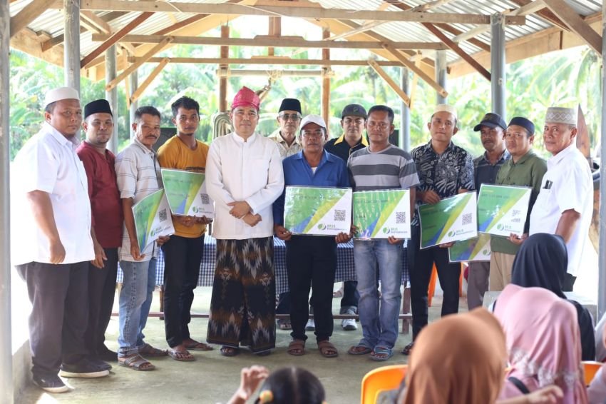 Hasan Basri Sagala Serahkan BPJS Nelayan Langkat
