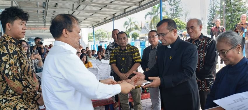 Ephorus HKBP Terima Bantuan Pembangunan Ruangan RSU HKBP dari Sanggam Hutapea
