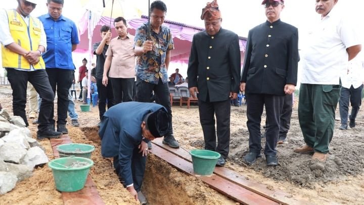 Bupati Simalungun Letakkan Batu Pertama Pembangunan Stadion Mini di Pamatang Raya