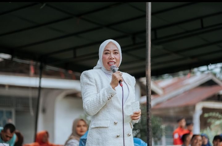 Bupati Solok Besama Ketua TP-PKK Kab Solok Buka  Resmi Open Turnamen Sepak Bola Kobar Fc U 40 Tahun 2024