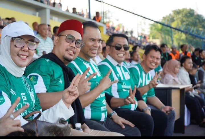 Kompak Nobar. Prof Ridha - Abdul Rani Rindukan PSMS Main di Rumah Sendiri