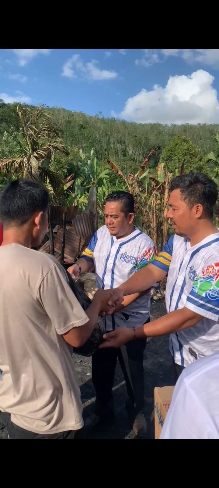 Tim Kampanye Bobby - Surya Kota Padangsidimpuan Berikan Bantuan kepada Korban Kebakaran di Aek Gareder