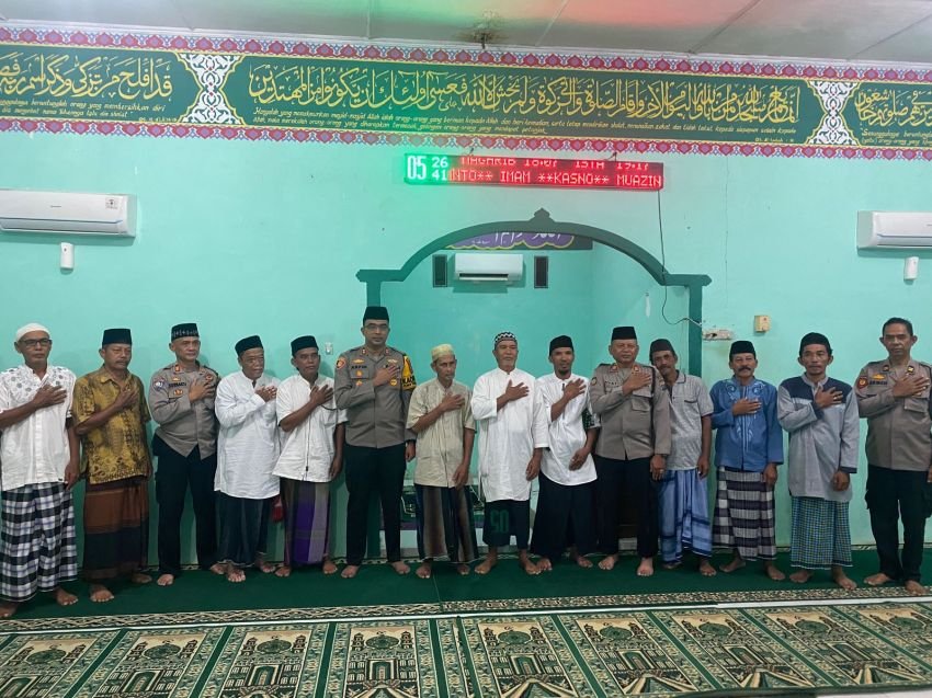 Kapolres Labusel Subuh Berjamaah di Masjid Nurul Iman Kota Pinang