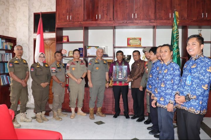 PB PON Serahkan Miniatur Tungku Obor dan Lentera PON XXI Aceh -Sumut 2024 kepada Pemkab Toba