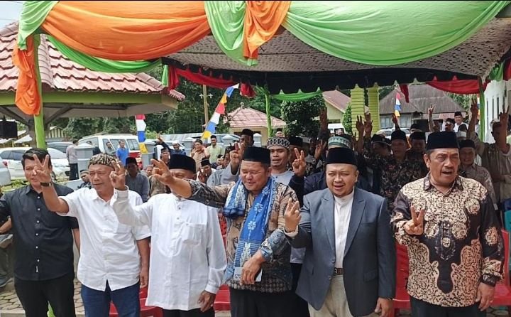 Sorak Sorai Ribuan Masyarakat Gemakan "Lanjutkan" Untuk Dolly Pasaribu - Parulian Nasution di Kegiatan Maulid Nabi, Angkola Timur
