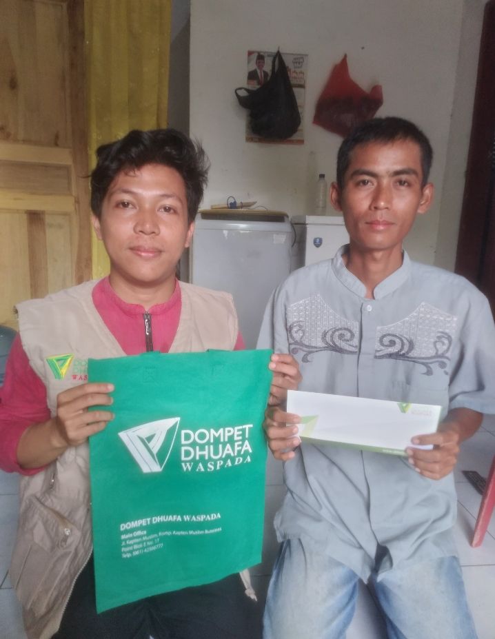 DD Waspada Salurkan Bantuan untuk Tukang Siomay yang Kehilangan Gerobak di Medan Helvetia