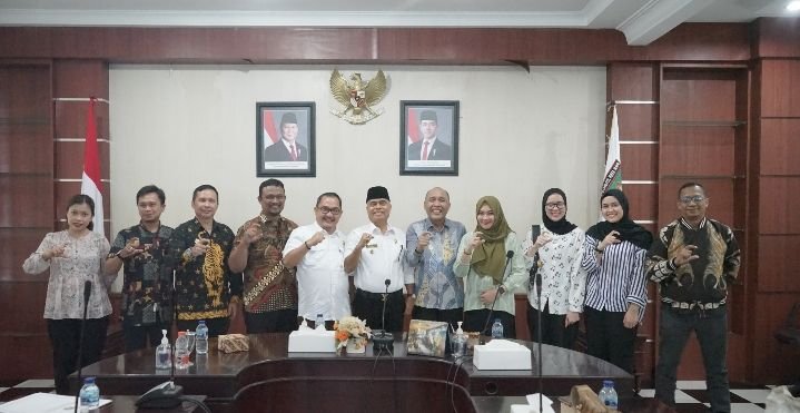 Pjs. Bupati Asahan melakukan Rapat dengan Komisi Informasi Sumut