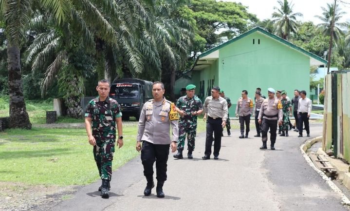 Kapolres Padangsidimpuan AKBP Wira Prayatna Kunjungi Mako Yonif 123 Rajawali