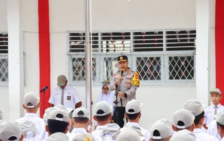 AKBP Dr. Wira Prayatna Sambangi SMAN 1 Padangsidimpuan,