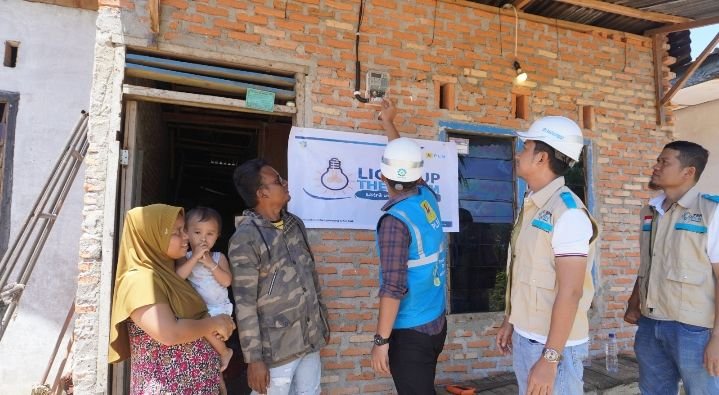 Nyalakan Mimpi Keluarga Prasejahtera, Insan PLN Beri Bantuan Pemasangan Listrik Gratis
