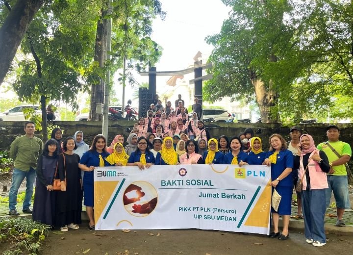 Srikandi PLN dan PIKK Gelar Aksi Sosial Berbagi Nasi Kotak di Kawasan Polonia