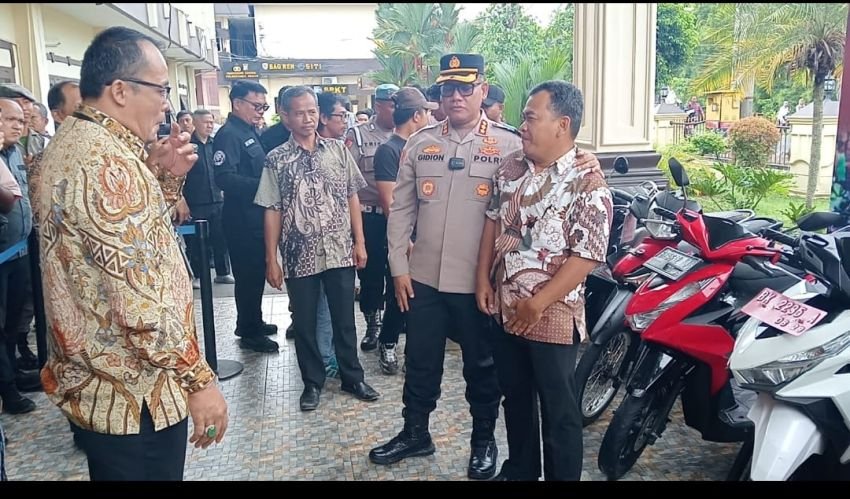 Polda Sumut Tangkap 8 Pencuri dan Penadah Brondolan Sawit di Langkat