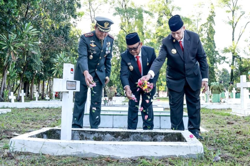 Pjs. Wali Kota mengikuti Upacara Ziarah Nasional HUT ke-79 TNI, di Taman Makam Pahlawan