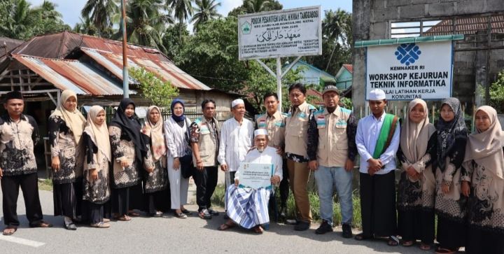 PLN UP3 Padangsidimpuan dan YBM PLN Salurkan Bantuan ke Pesantren Salafiyah Darul Hikmah