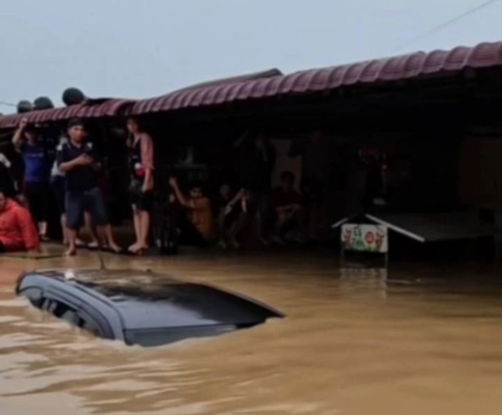 Kecamatan Patumbak Selesaikan Pemungutan Suara Meski Air Hampir Setinggi Rumah