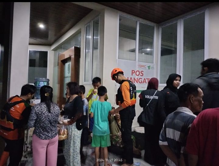 Dompet Dhuafa Waspada Evakuasi Warga Terdampak Banjir di Villa Patumbak Permai