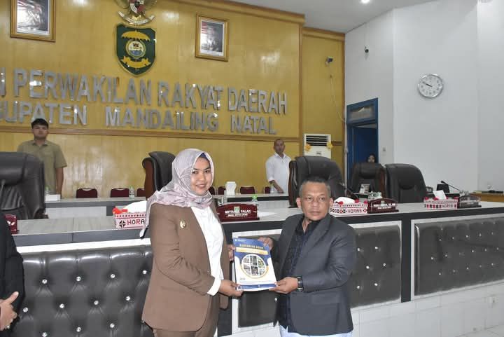 Wabup Atika Nasution Sampaikan Nota Jawaban Atas Pandangan Umum Fraksi DPRD Madina