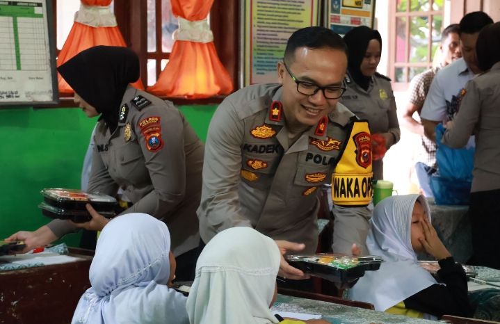 Polres Asahan Beri Makan Gratis Anak SDN 010089 Sedang Sari Kecamatan Kisaran Barat