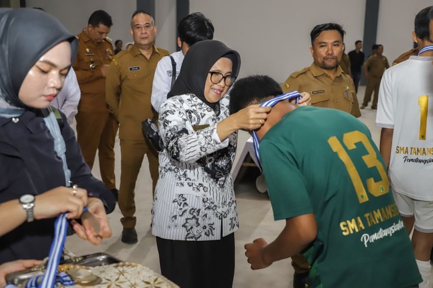 Wali Kota menutup Kejuaraan Futsal Tingkat SMA/Sederajat se-Kota Pematangsiantar Tahun 2024, di Gedung Olahraga