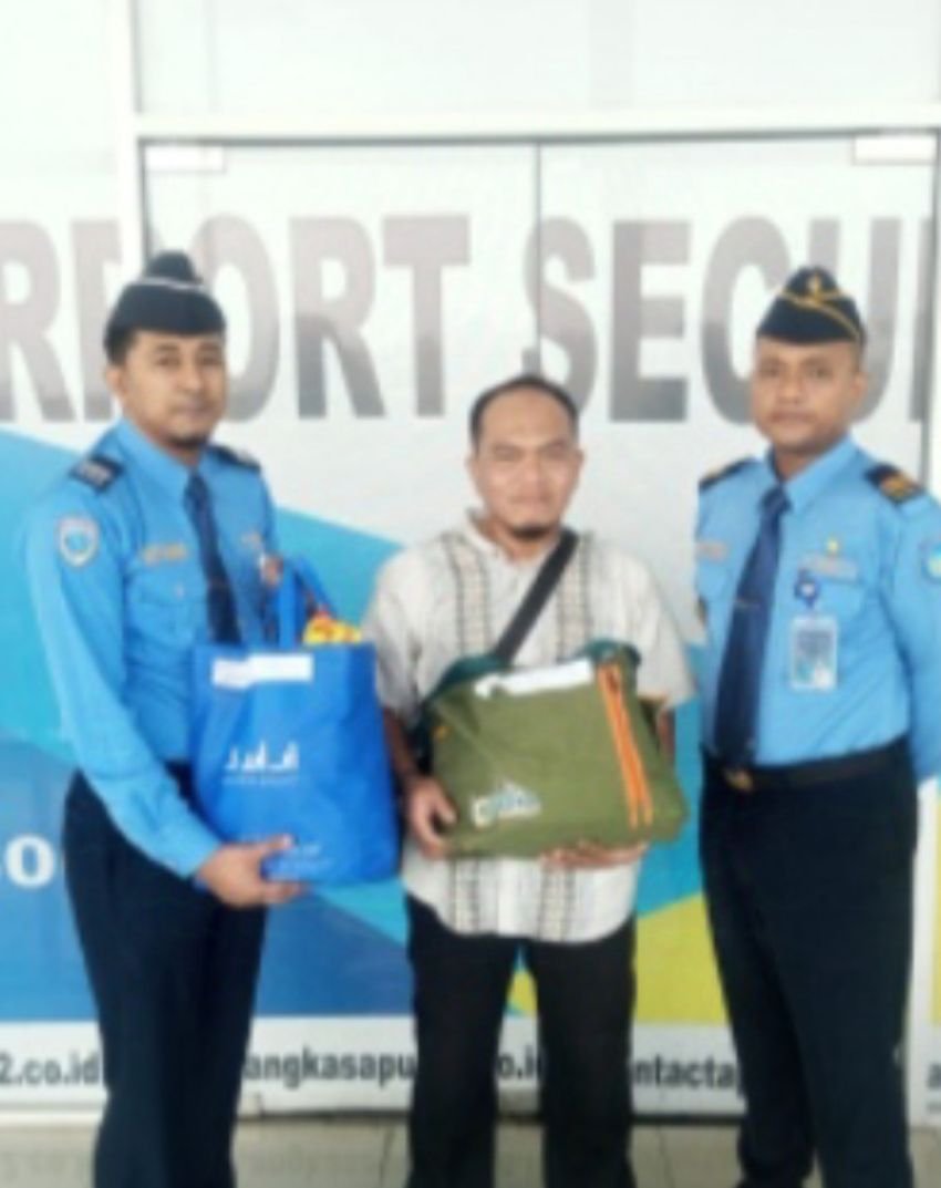 Petugas Aviation Security (Avsec) Bandara Kualanamu Deli Serdang serahkan barang Tertinggal,   Ini Tahapan Cara Dapatkan Barang Bawaan Tertinggal