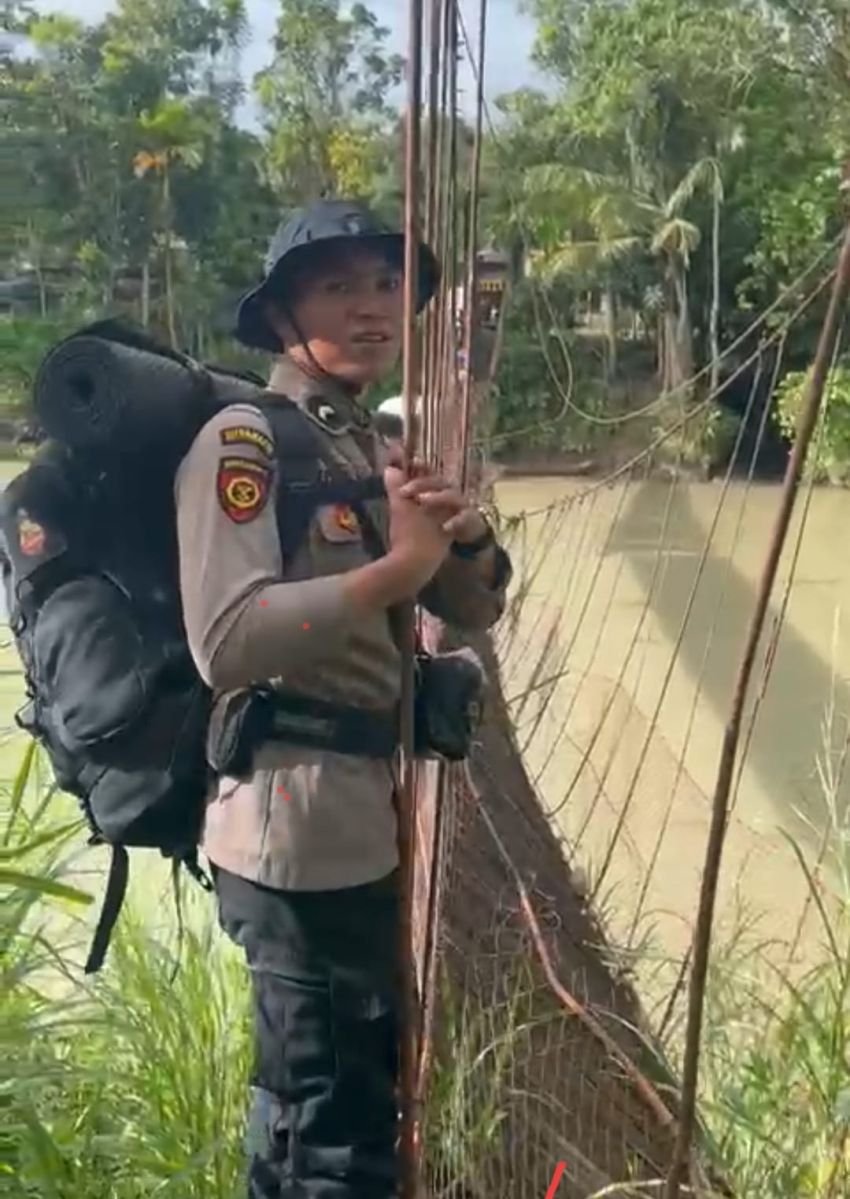 Memacu Adrenalin, Kawal Logistik Pilkada Melintasi Jembatan Gantung di Nias Barat