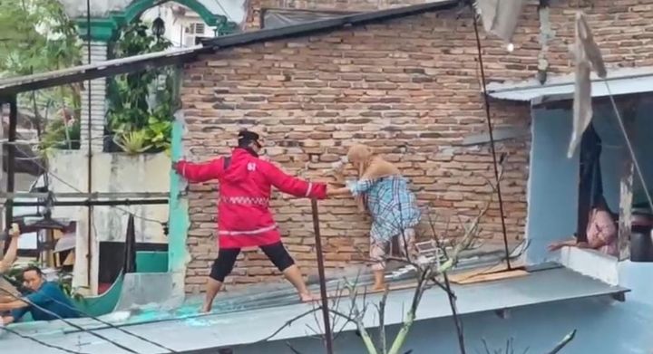 Kapolrestabes Medan Kombes Gidion Evakuasi Wanita Lansia Korban Banjir di Kampung Baru