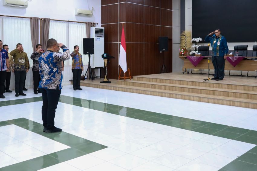 Apel pagi sekaligus penyerahan SK Pensiun kepada 11 Pegawai Negeri Sipil (PNS). Apel pagi digelar di Ruang Serbaguna Pemko