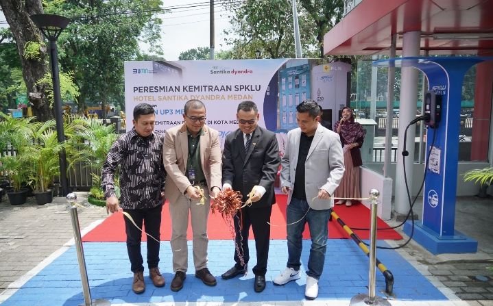 PLN UID Sumatera Utara Resmikan SPKLU Kemitraan di Hotel Santika Dyandra Medan