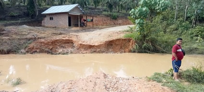 Jembatan Sungai Manuppak Palas Hanyut Diterjang Banjir, Masyarakat Minta Keperdulian Pemkab