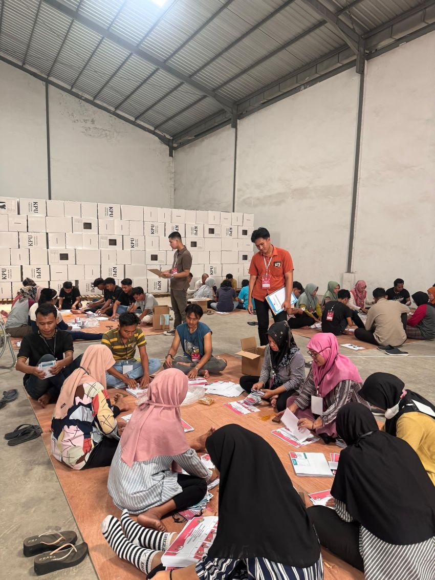 Ketua KPU Medan Bersama Forkopimda Medan Tinjau Pelipatan Surat Suara